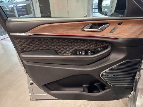 Used 2022 Jeep Grand Cherokee Summit w/ Luxury Tech Group V image 16