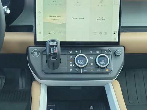 New 2026 Land Rover Defender 130 X-Dynamic SE AWD/4WD image 20