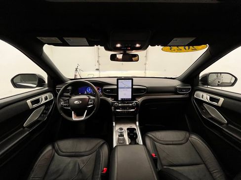 Used 2023 Ford Explorer Platinum w/ Technology Package image 4