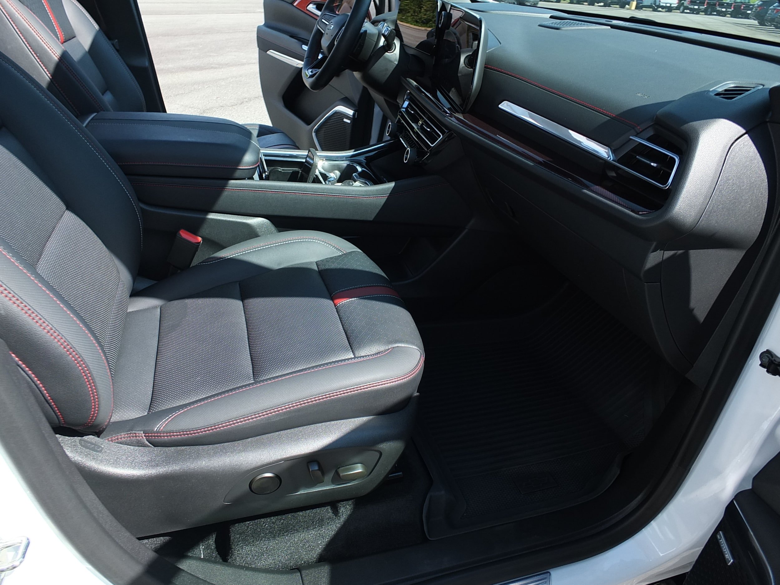 Used 2025 Chevrolet Traverse RS w/ LPO, Floor Liner Package FWD image 15