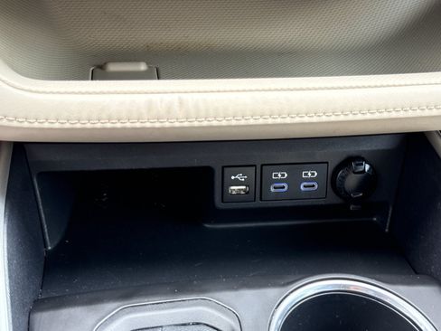 Used 2022 Toyota Highlander XLE FWD image 28