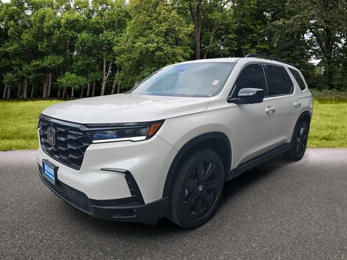 Certified 2025 Honda Pilot Black Edition image 3