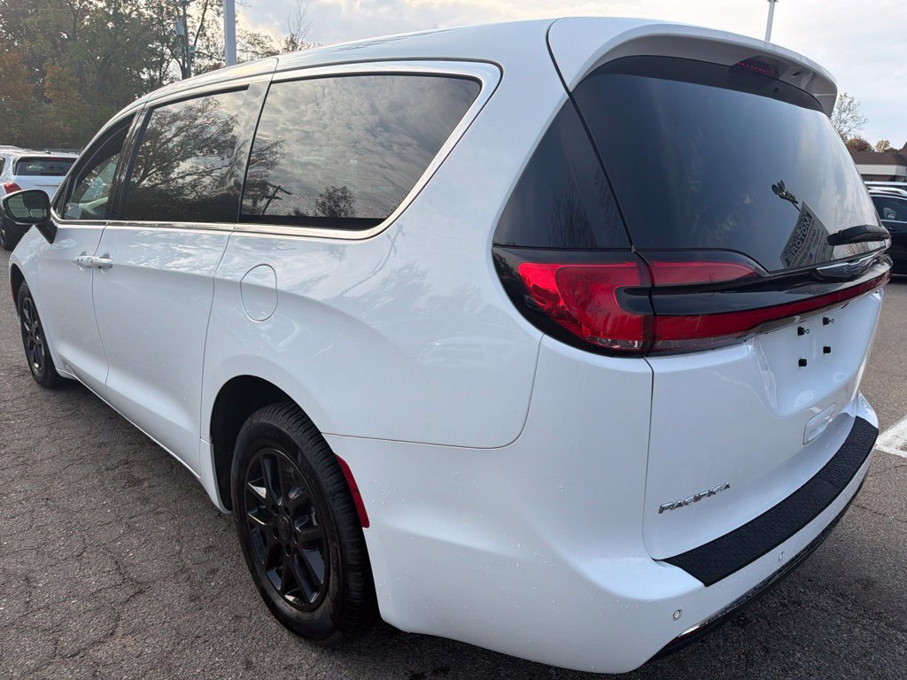 Used 2023 Chrysler Pacifica Touring FWD image 7