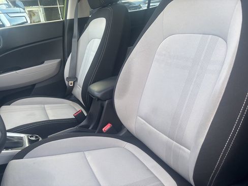 Used 2023 Hyundai Venue SEL image 13