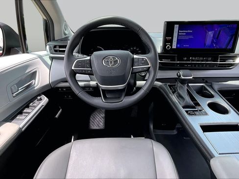 Used 2025 Toyota Sienna XLE w/ XLE Plus Package FWD image 6