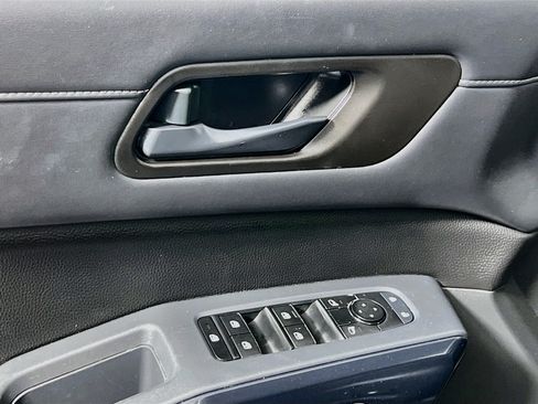 Used 2024 Nissan Pathfinder SV FWD image 16