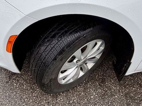 Used 2017 Chrysler Pacifica Touring-L FWD image 41