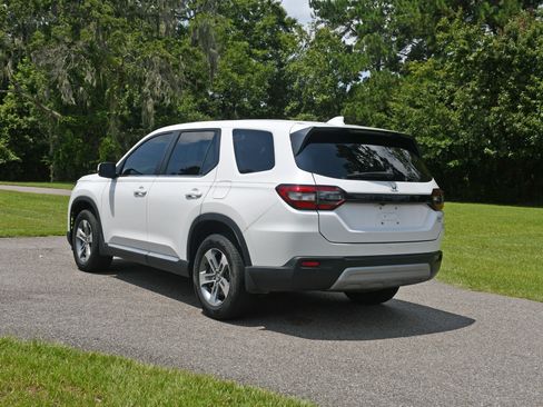 Used 2025 Honda Pilot EX-L image 3
