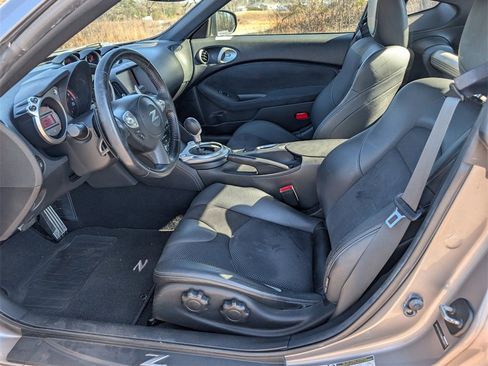 Used 2009 Nissan 370Z Touring image 13