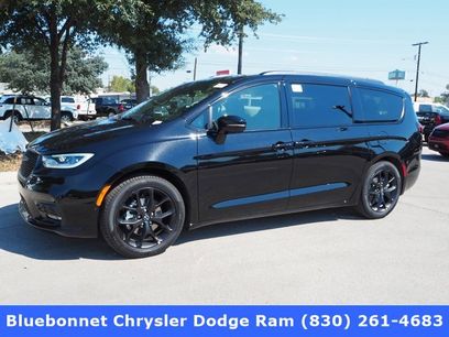 New 2026 Chrysler Pacifica Limited w/ Uconnect Theater Family Group