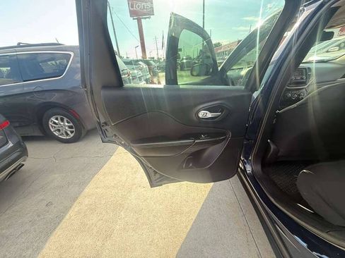 Used 2016 Jeep Cherokee Sport FWD image 15