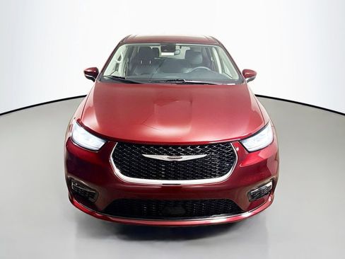 Used 2023 Chrysler Pacifica Touring-L FWD image 2