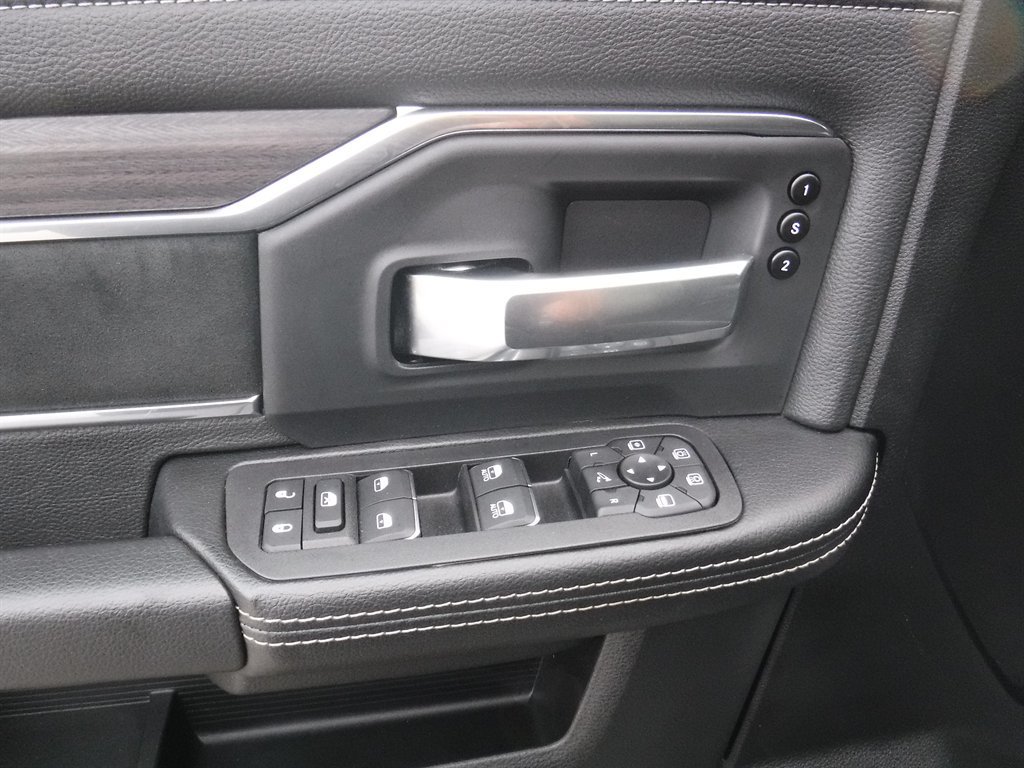 Used 2026 RAM 2500 Laramie AWD/4WD image 11