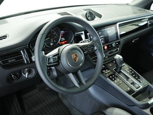Certified 2025 Porsche Macan AWD/4WD image 4