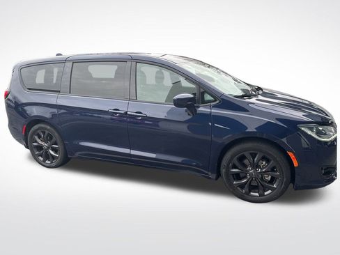 Used 2019 Chrysler Pacifica Touring Plus w/ S Appearance Package image 5