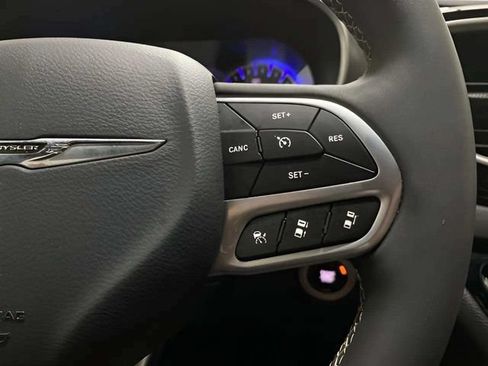 Used 2025 Chrysler Pacifica Select FWD image 33