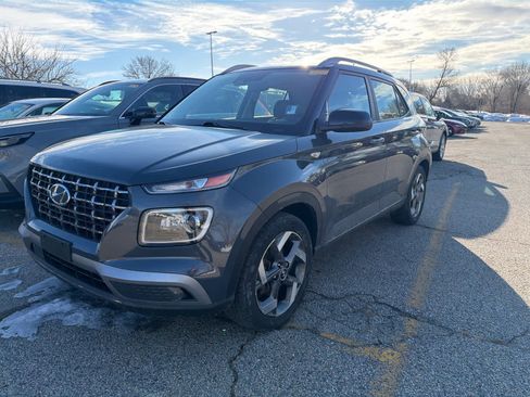 Used 2023 Hyundai Venue Limited image 7