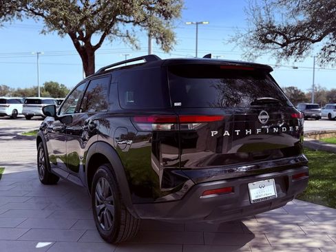 Used 2025 Nissan Pathfinder SV image 8