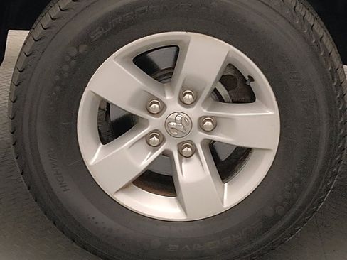 Used 2018 RAM 1500 Tradesman w/ Chrome Appearance Group RWD image 31