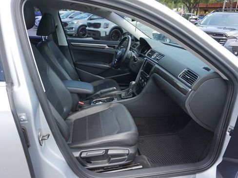 Used 2017 Volkswagen Passat 1.8T SE FWD image 3