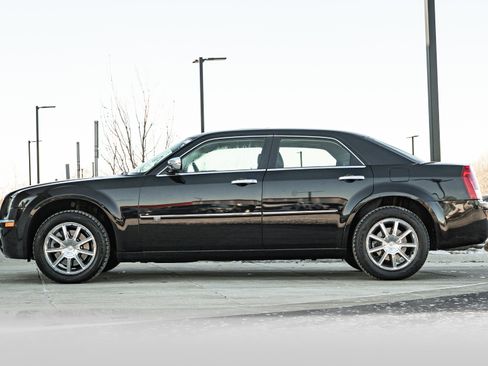 Used 2010 Chrysler 300 C image 6