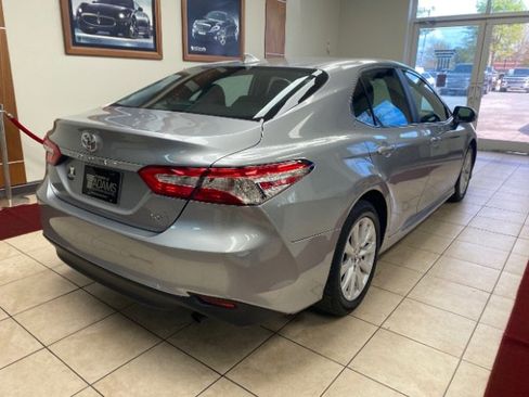 Used 2019 Toyota Camry LE w/ Convenience Package image 5