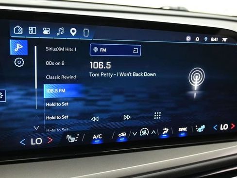 Used 2025 Chevrolet Traverse LT FWD image 21