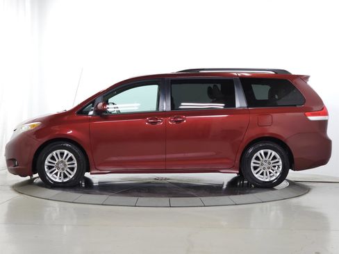 Used 2012 Toyota Sienna XLE FWD image 4