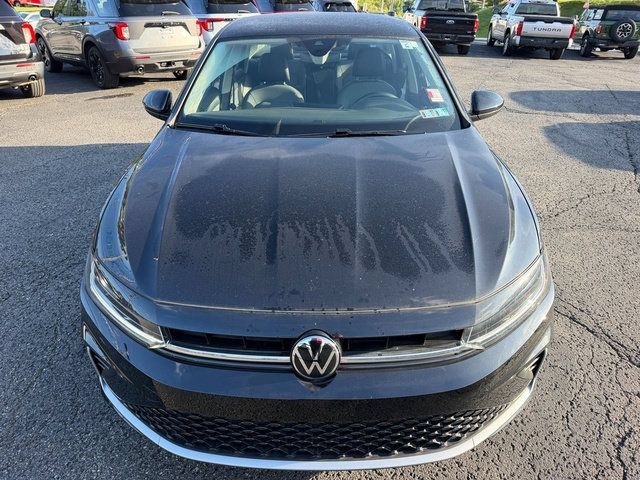 Used 2025 Volkswagen Jetta SE FWD image 9