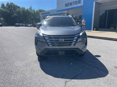 Used 2024 Nissan Rogue SV w/ SV Premium Package AWD/4WD image 2