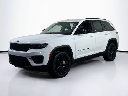Used 2023 Jeep Grand Cherokee Altitude image 1