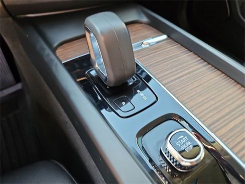 Used 2022 Volvo XC60 B5 Momentum w/ Climate Package image 16