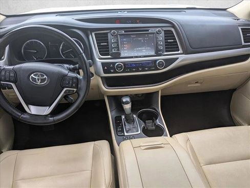 Used 2019 Toyota Highlander XLE FWD image 17
