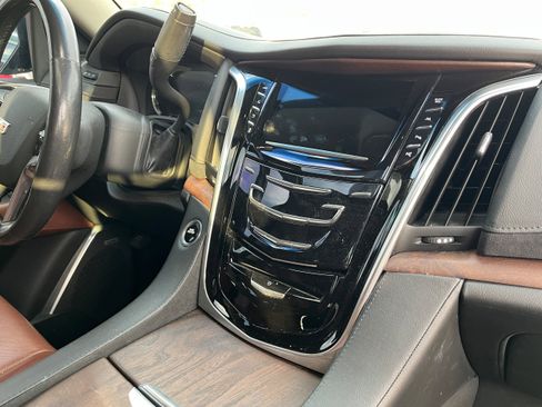 Used 2020 Cadillac Escalade ESV Luxury image 18