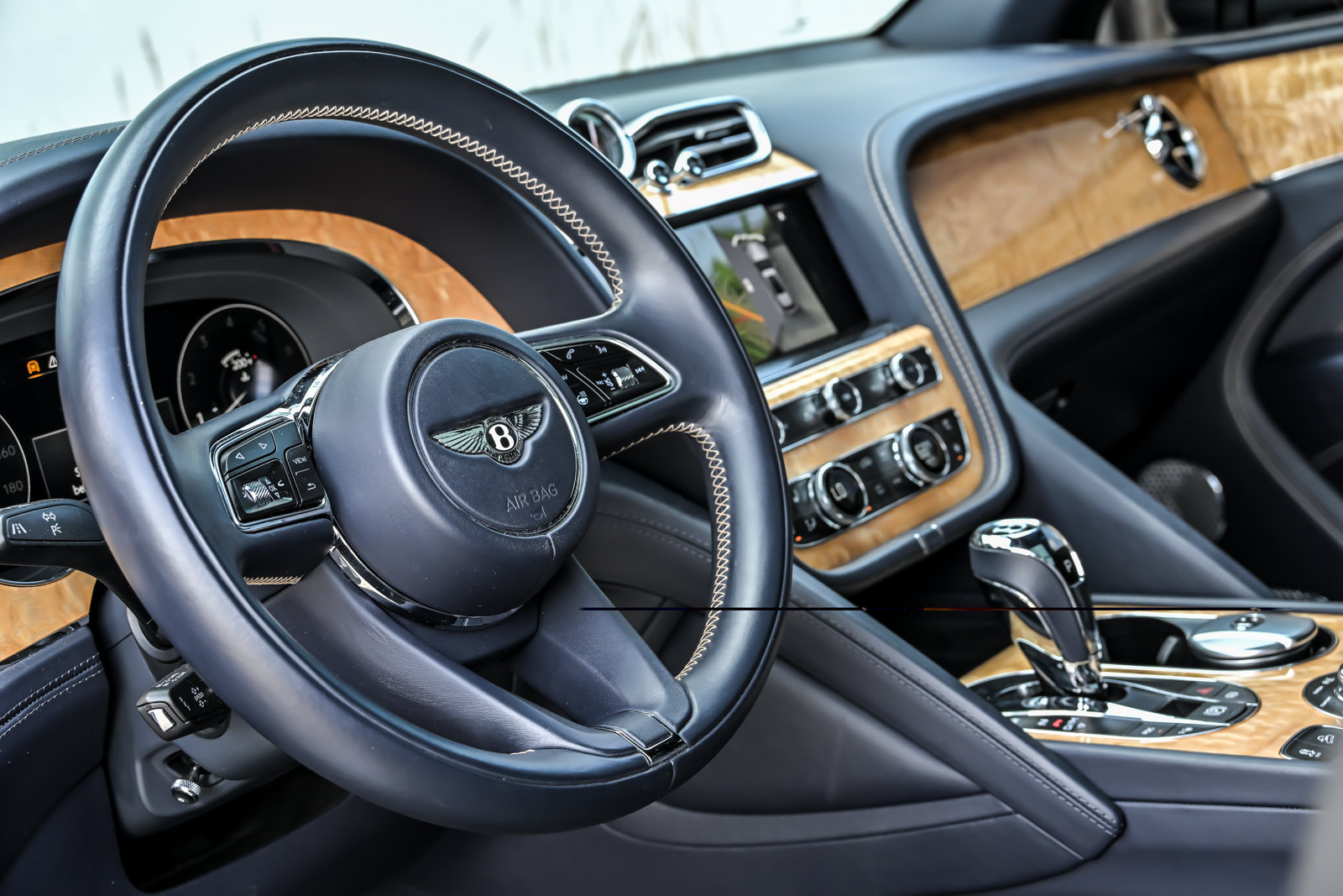 Certified 2023 Bentley Bentayga Extended Wheelbase AWD/4WD image 25