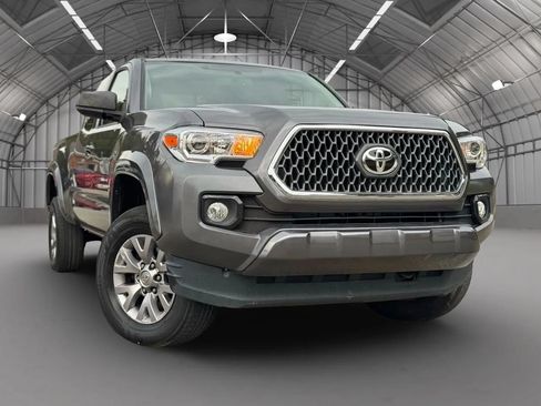 Used 2017 Toyota Tacoma SR5 w/ Tow Package RWD image 3