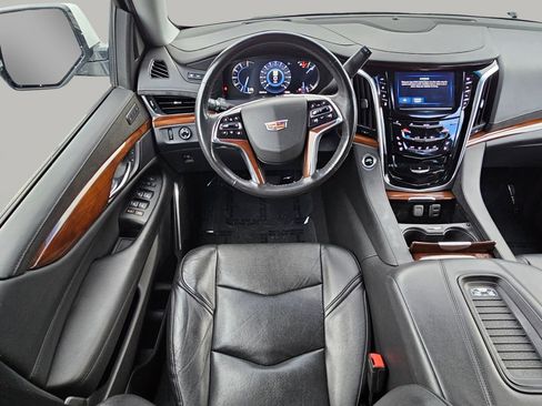 Used 2019 Cadillac Escalade ESV Premium Luxury image 3