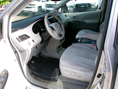 Used 2011 Toyota Sienna LE FWD image 13