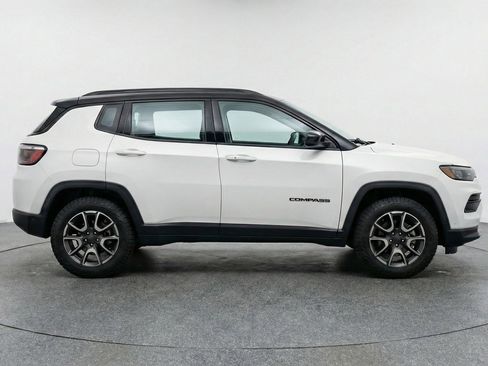 Used 2025 Jeep Compass Trailhawk image 11
