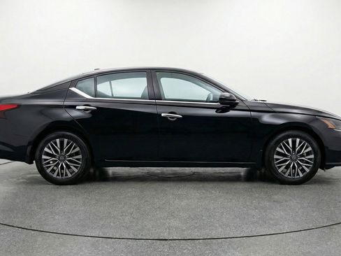 Used 2025 Nissan Altima 2.5 SV image 11
