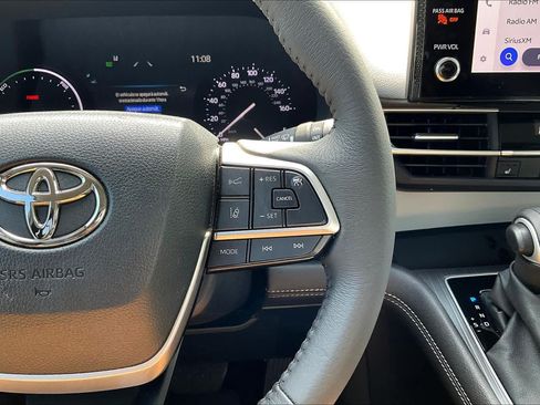 Used 2025 Toyota Sienna XLE FWD image 25