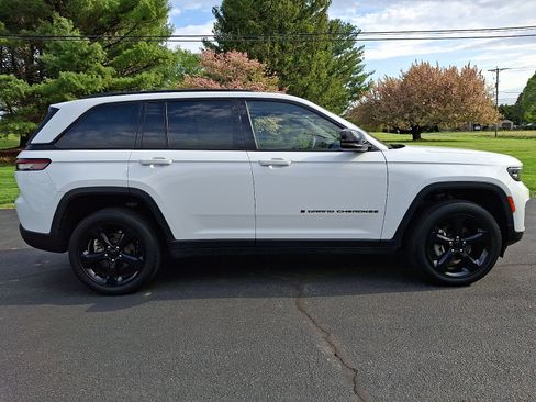 Certified 2023 Jeep Grand Cherokee Altitude AWD/4WD image 7
