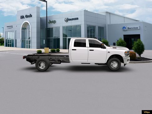 New 2026 RAM 3500 Tradesman AWD/4WD image 4