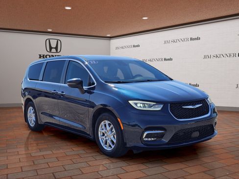 Used 2023 Chrysler Pacifica Touring-L FWD image 5