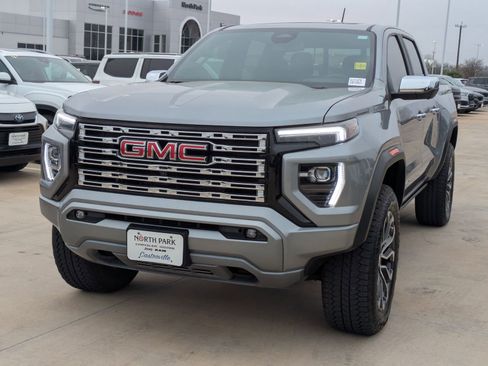 Used 2025 GMC Canyon Denali image 7