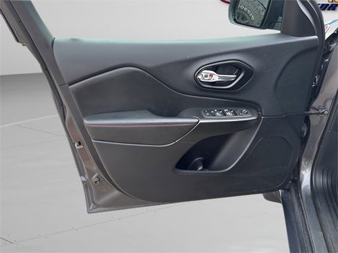 Used 2022 Jeep Cherokee Trailhawk w/ Trailer Tow Group image 6