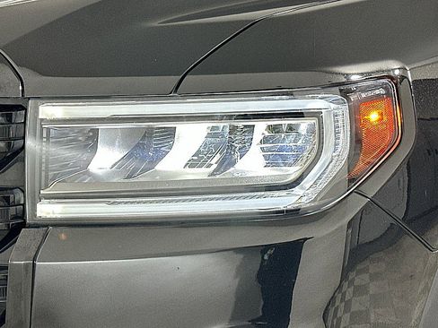 Used 2023 GMC Acadia SLT w/ Elevation Edition image 34