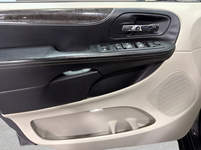 Used 2015 Chrysler Town & Country Touring FWD image 9