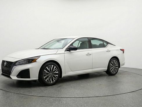 Used 2025 Nissan Altima 2.5 SV FWD image 3