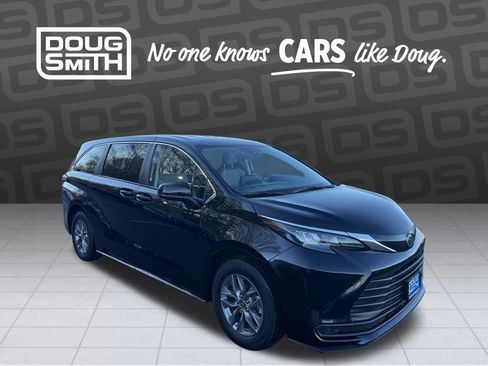 Used 2024 Toyota Sienna LE image 7